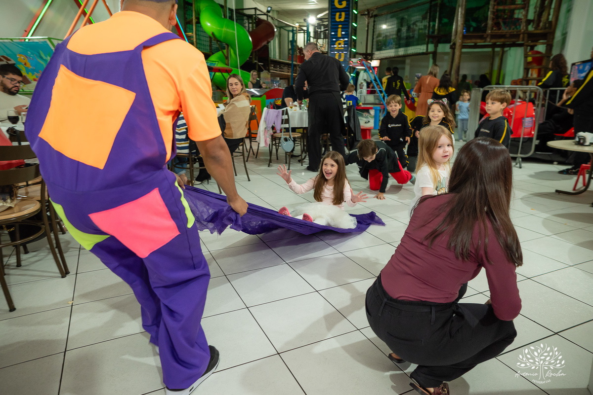 fotografia-infantil - aniversário-infantil - 5-anos - festa-da-maitê - fotógrafo-de-crianças - fotografia-de-aniversário - lembranças-especiais - roxito - salão-tio-guigui - show-do-parabéns - lol-surprise - Pelotas - antonio-rocha-fotografias