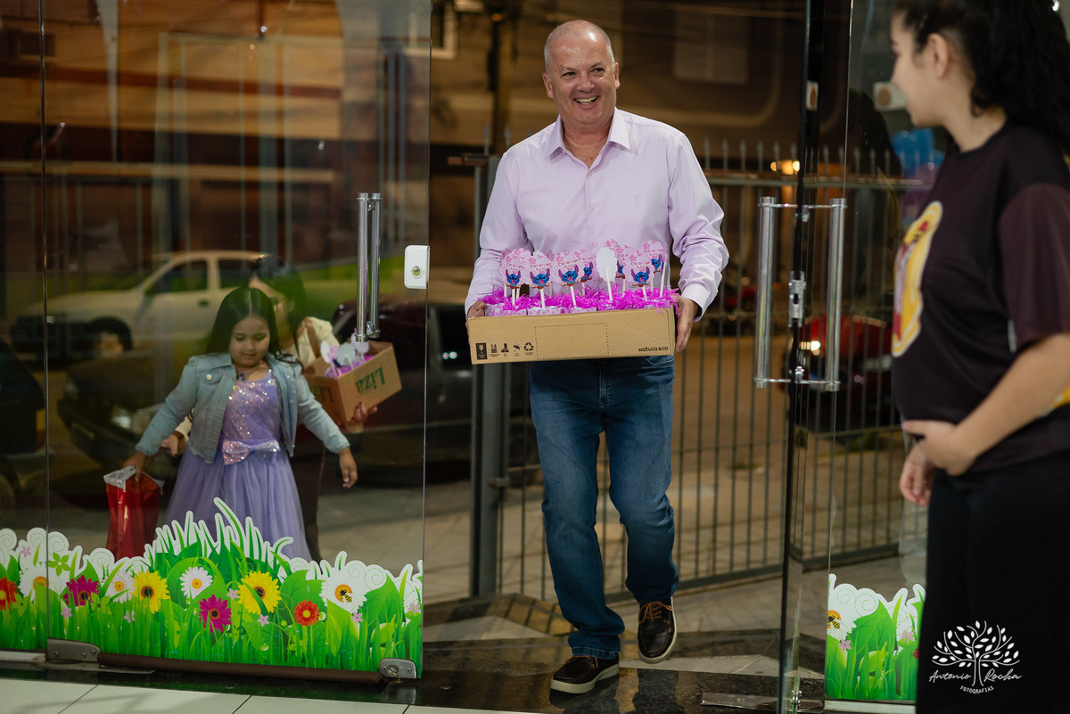 aniversário infantil - festa de 5 anos - fotografia de aniversário - fotógrafo infantil - Antonio Rocha Fotografias - festa temática Stitch - salão Tio Guigui - fotografia profissional - show da aniversariante - alegria das crianças - torre - Pelotas 