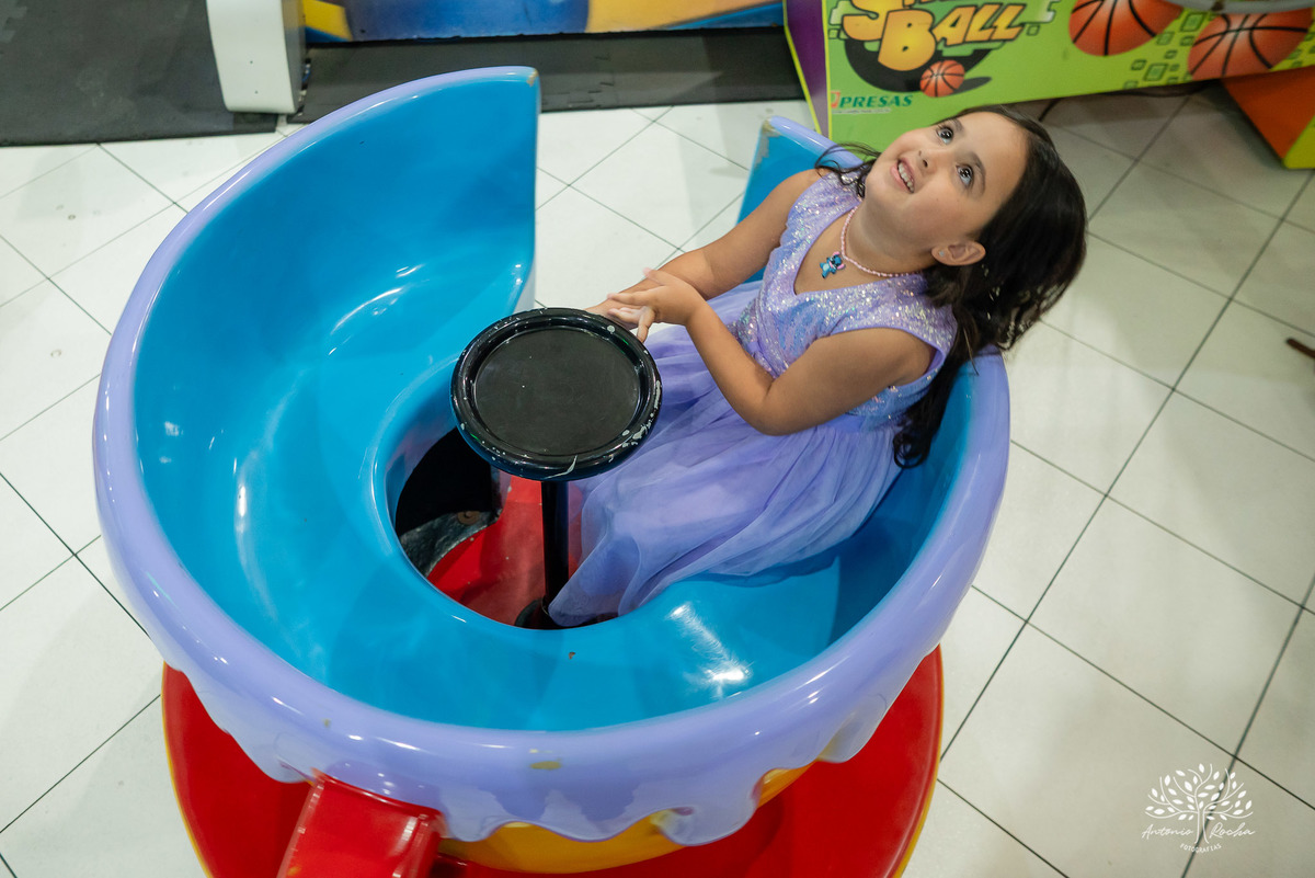 aniversário infantil - festa de 5 anos - fotografia de aniversário - fotógrafo infantil - Antonio Rocha Fotografias - festa temática Stitch - salão Tio Guigui - fotografia profissional - show da aniversariante - alegria das crianças - torre - Pelotas 