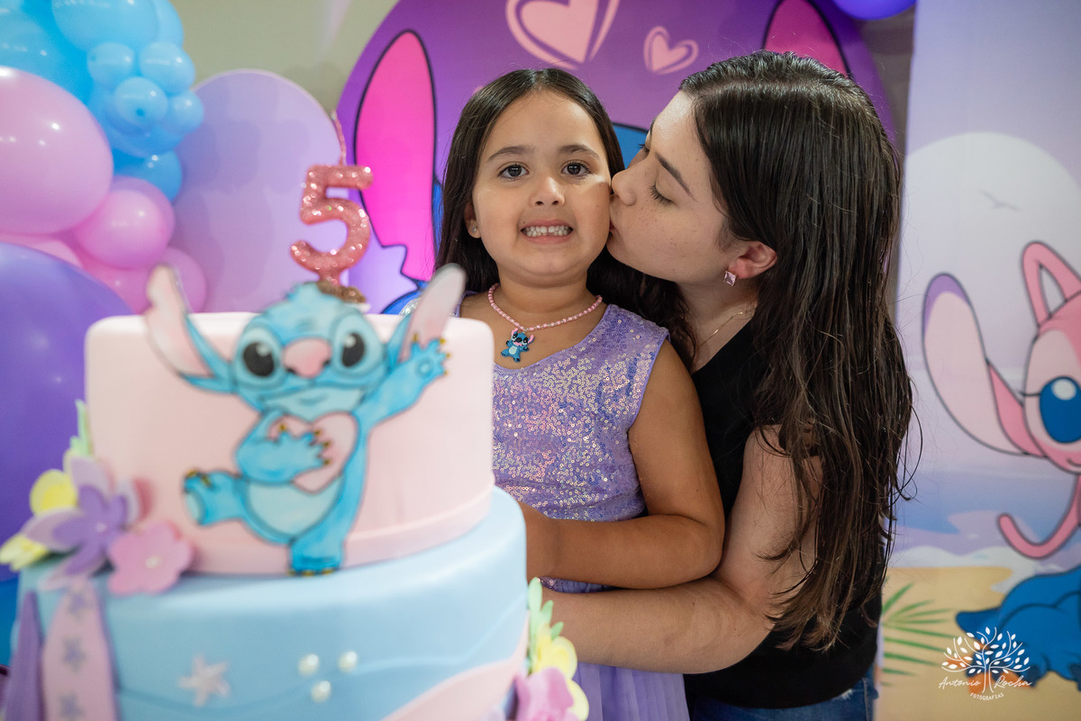 aniversário infantil - festa de 5 anos - fotografia de aniversário - fotógrafo infantil - Antonio Rocha Fotografias - festa temática Stitch - salão Tio Guigui - fotografia profissional - show da aniversariante - alegria das crianças - torre - Pelotas 