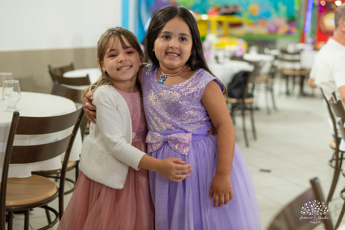 aniversário infantil - festa de 5 anos - fotografia de aniversário - fotógrafo infantil - Antonio Rocha Fotografias - festa temática Stitch - salão Tio Guigui - fotografia profissional - show da aniversariante - alegria das crianças - torre - Pelotas 