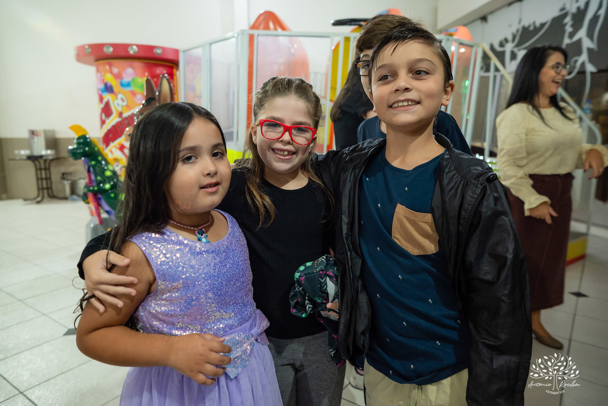 aniversário infantil - festa de 5 anos - fotografia de aniversário - fotógrafo infantil - Antonio Rocha Fotografias - festa temática Stitch - salão Tio Guigui - fotografia profissional - show da aniversariante - alegria das crianças - torre - Pelotas 