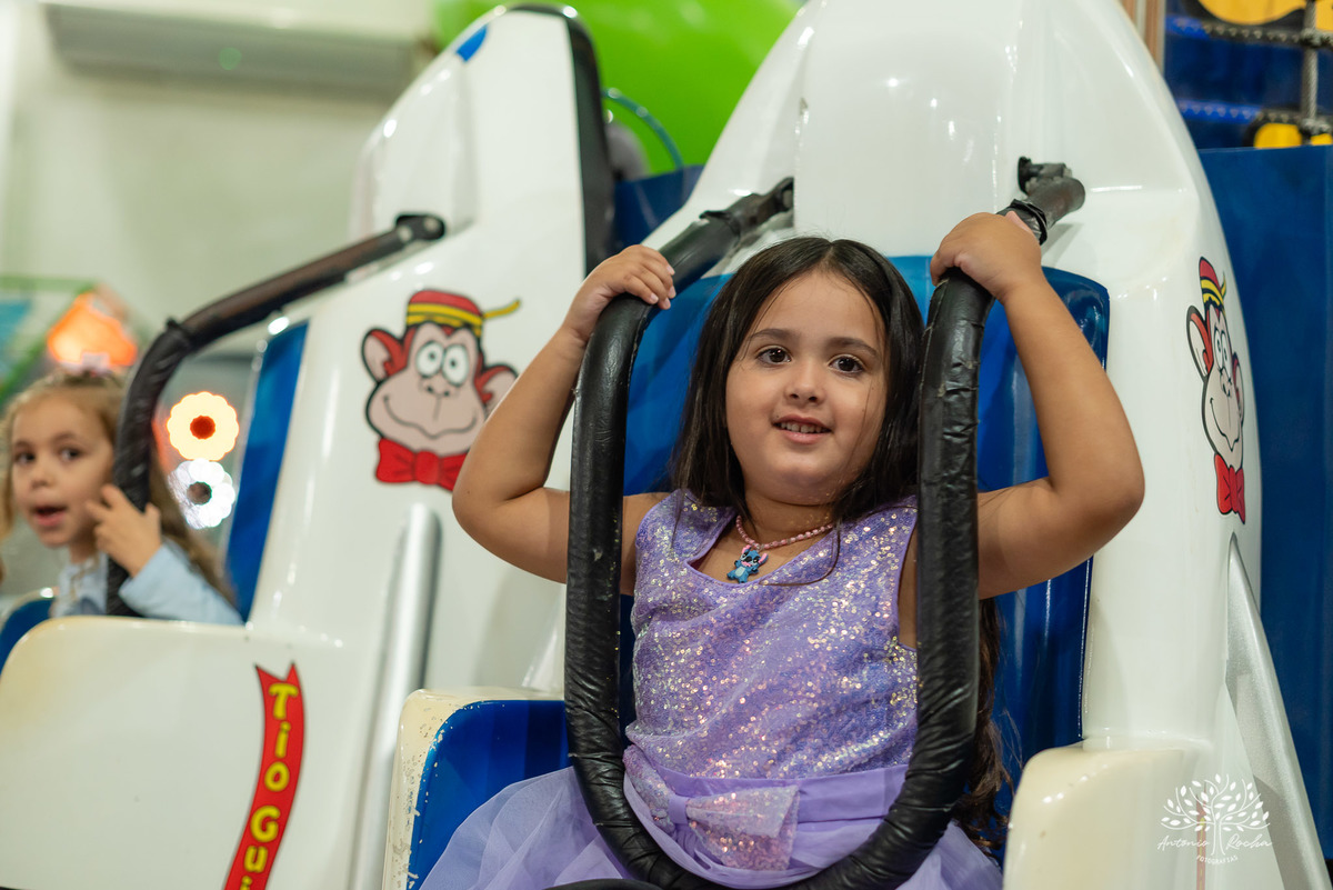 aniversário infantil - festa de 5 anos - fotografia de aniversário - fotógrafo infantil - Antonio Rocha Fotografias - festa temática Stitch - salão Tio Guigui - fotografia profissional - show da aniversariante - alegria das crianças - torre - Pelotas 
