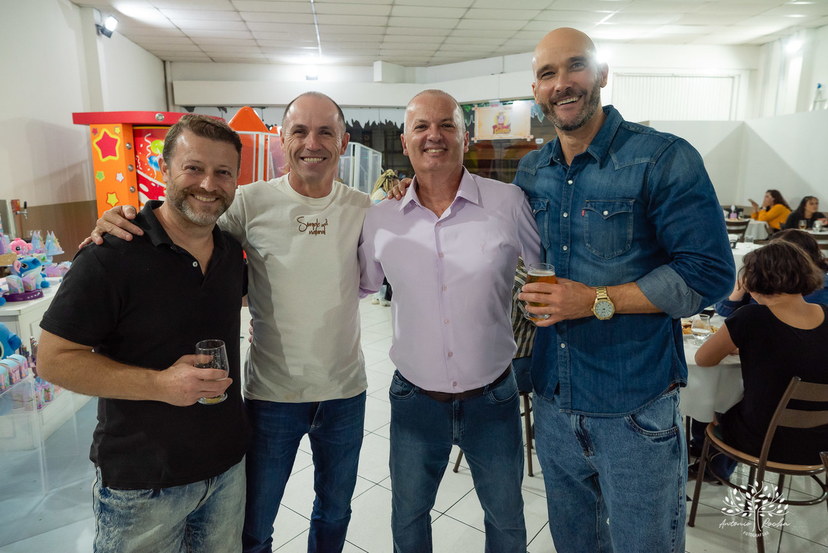 aniversário infantil - festa de 5 anos - fotografia de aniversário - fotógrafo infantil - Antonio Rocha Fotografias - festa temática Stitch - salão Tio Guigui - fotografia profissional - show da aniversariante - alegria das crianças - torre - Pelotas 