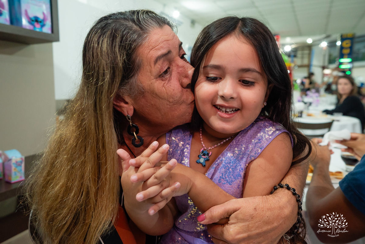 aniversário infantil - festa de 5 anos - fotografia de aniversário - fotógrafo infantil - Antonio Rocha Fotografias - festa temática Stitch - salão Tio Guigui - fotografia profissional - show da aniversariante - alegria das crianças - torre - Pelotas 