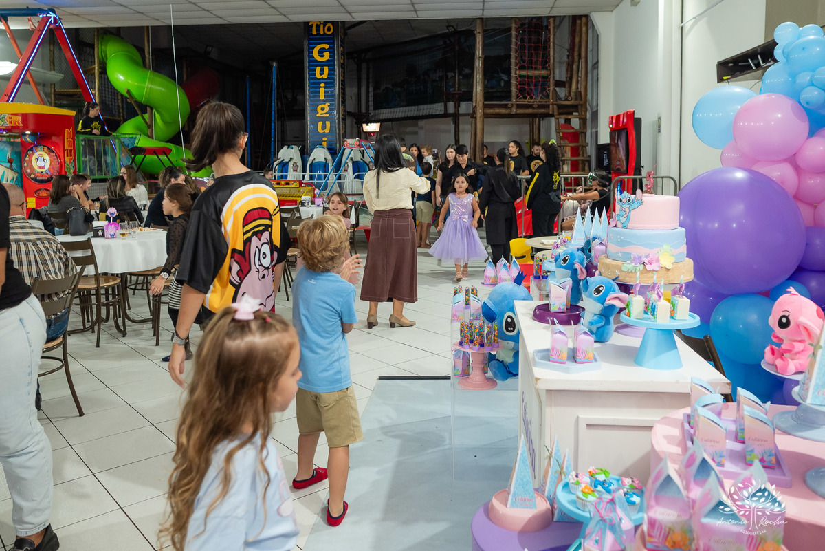 aniversário infantil - festa de 5 anos - fotografia de aniversário - fotógrafo infantil - Antonio Rocha Fotografias - festa temática Stitch - salão Tio Guigui - fotografia profissional - show da aniversariante - alegria das crianças - torre - Pelotas 