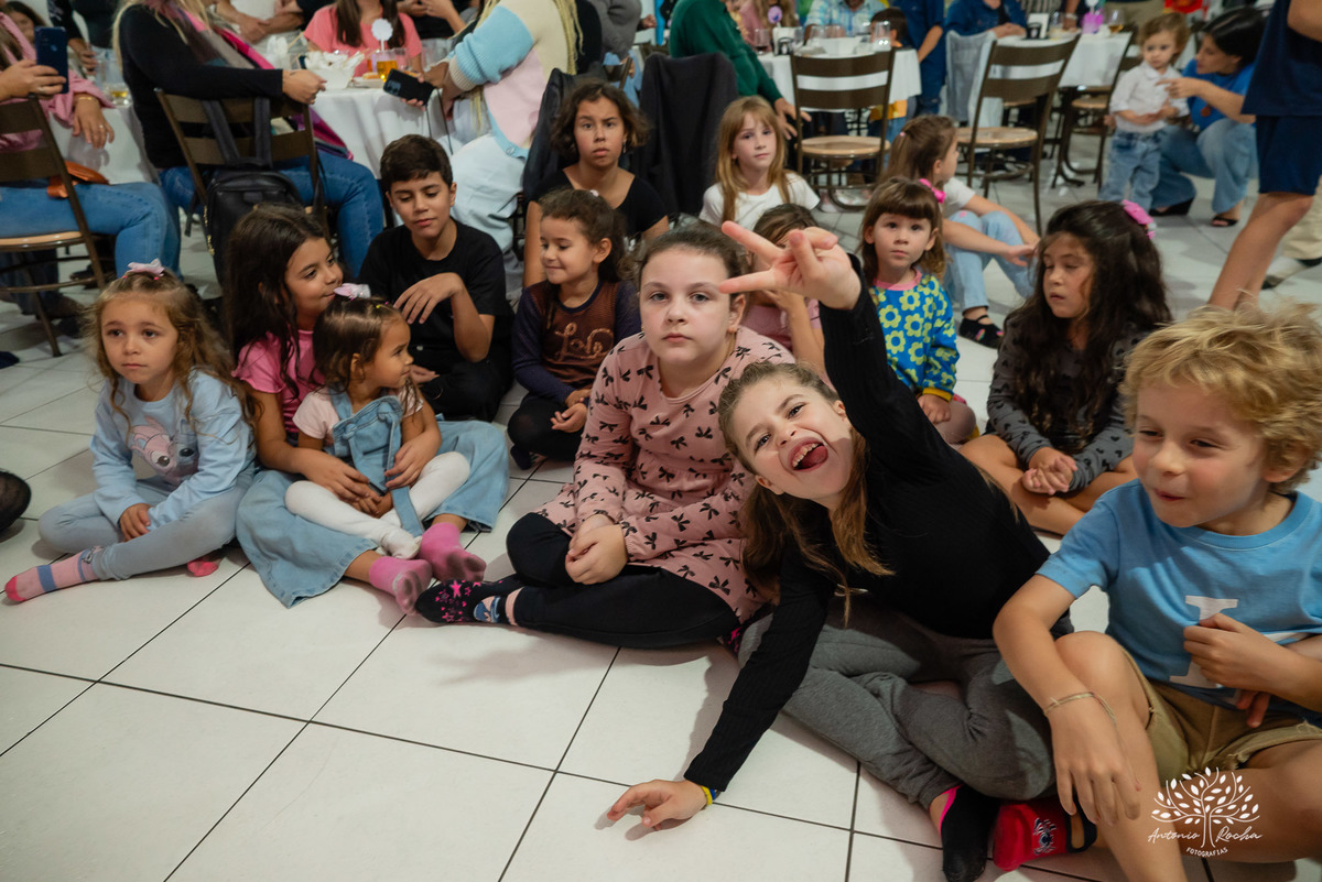 aniversário infantil - festa de 5 anos - fotografia de aniversário - fotógrafo infantil - Antonio Rocha Fotografias - festa temática Stitch - salão Tio Guigui - fotografia profissional - show da aniversariante - alegria das crianças - torre - Pelotas 