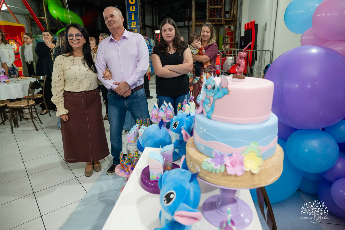 aniversário infantil - festa de 5 anos - fotografia de aniversário - fotógrafo infantil - Antonio Rocha Fotografias - festa temática Stitch - salão Tio Guigui - fotografia profissional - show da aniversariante - alegria das crianças - torre - Pelotas 