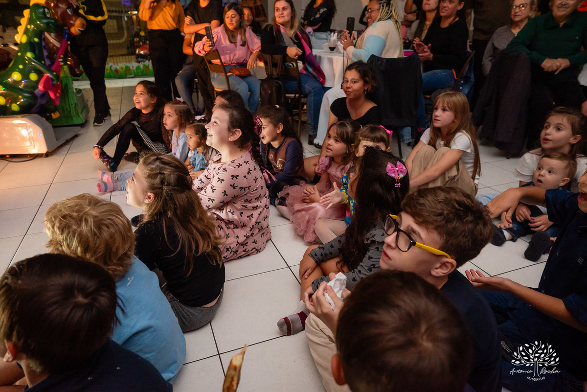 aniversário infantil - festa de 5 anos - fotografia de aniversário - fotógrafo infantil - Antonio Rocha Fotografias - festa temática Stitch - salão Tio Guigui - fotografia profissional - show da aniversariante - alegria das crianças - torre - Pelotas 