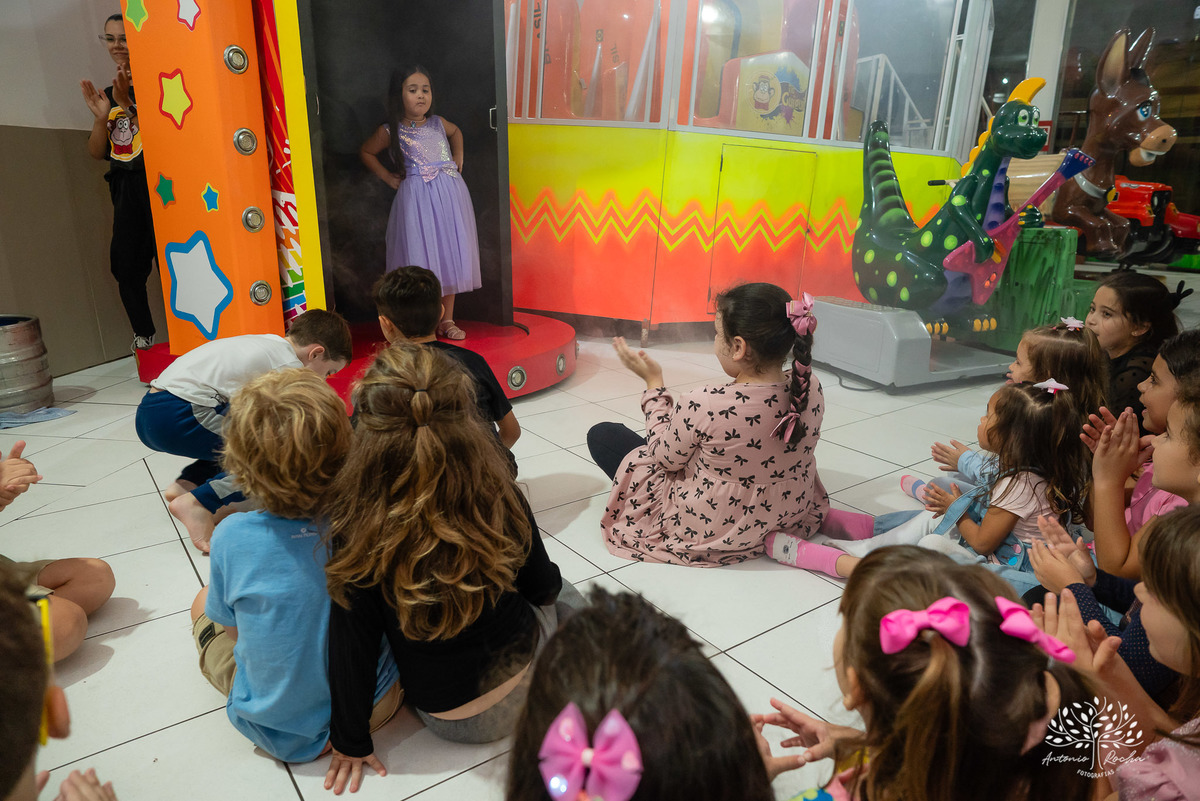 aniversário infantil - festa de 5 anos - fotografia de aniversário - fotógrafo infantil - Antonio Rocha Fotografias - festa temática Stitch - salão Tio Guigui - fotografia profissional - show da aniversariante - alegria das crianças - torre - Pelotas 