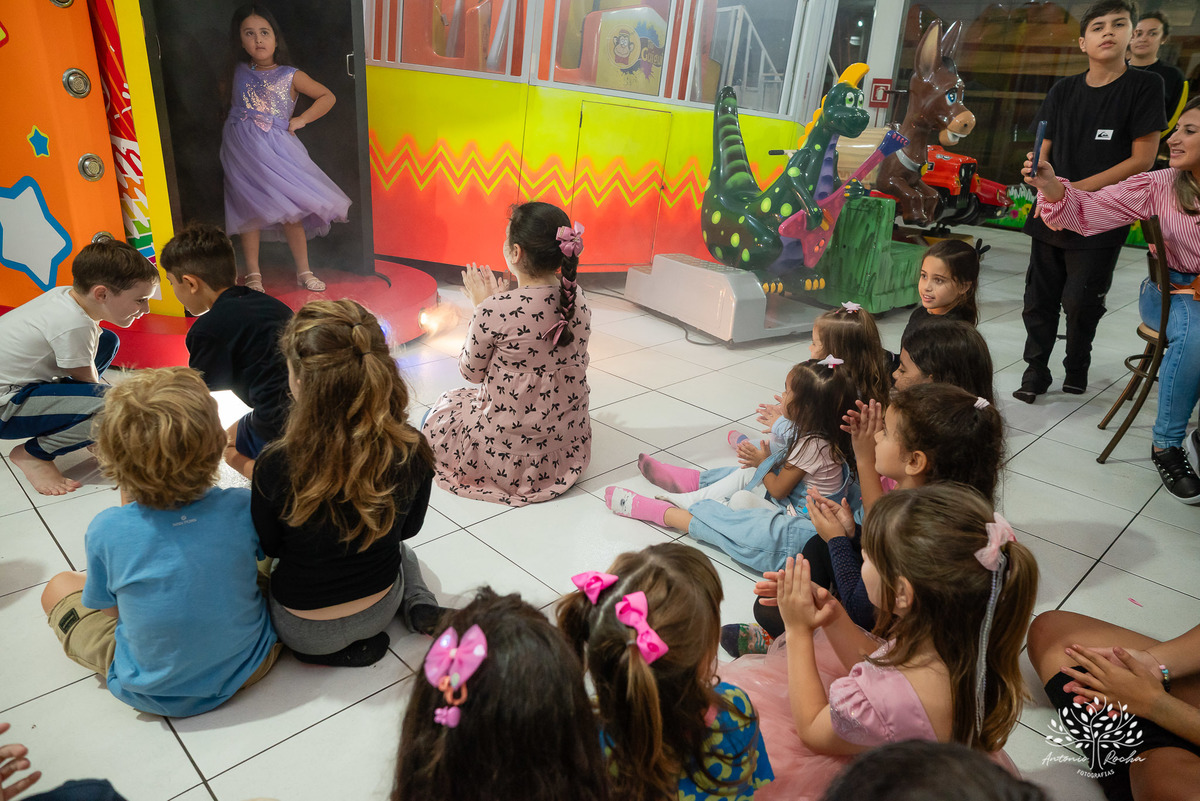 aniversário infantil - festa de 5 anos - fotografia de aniversário - fotógrafo infantil - Antonio Rocha Fotografias - festa temática Stitch - salão Tio Guigui - fotografia profissional - show da aniversariante - alegria das crianças - torre - Pelotas 