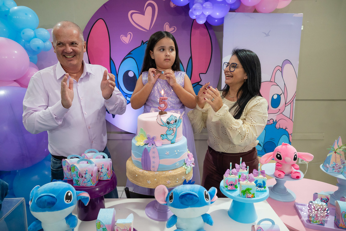 aniversário infantil - festa de 5 anos - fotografia de aniversário - fotógrafo infantil - Antonio Rocha Fotografias - festa temática Stitch - salão Tio Guigui - fotografia profissional - show da aniversariante - alegria das crianças - torre - Pelotas 