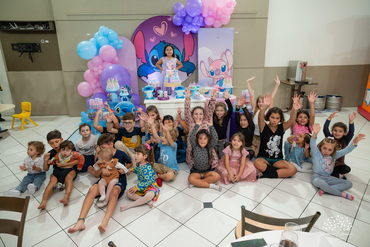 aniversário infantil - festa de 5 anos - fotografia de aniversário - fotógrafo infantil - Antonio Rocha Fotografias - festa temática Stitch - salão Tio Guigui - fotografia profissional - show da aniversariante - alegria das crianças - torre - Pelotas 