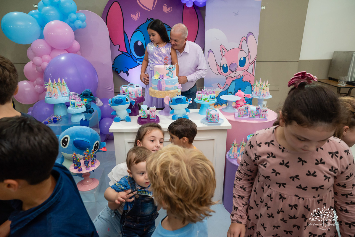 aniversário infantil - festa de 5 anos - fotografia de aniversário - fotógrafo infantil - Antonio Rocha Fotografias - festa temática Stitch - salão Tio Guigui - fotografia profissional - show da aniversariante - alegria das crianças - torre - Pelotas 