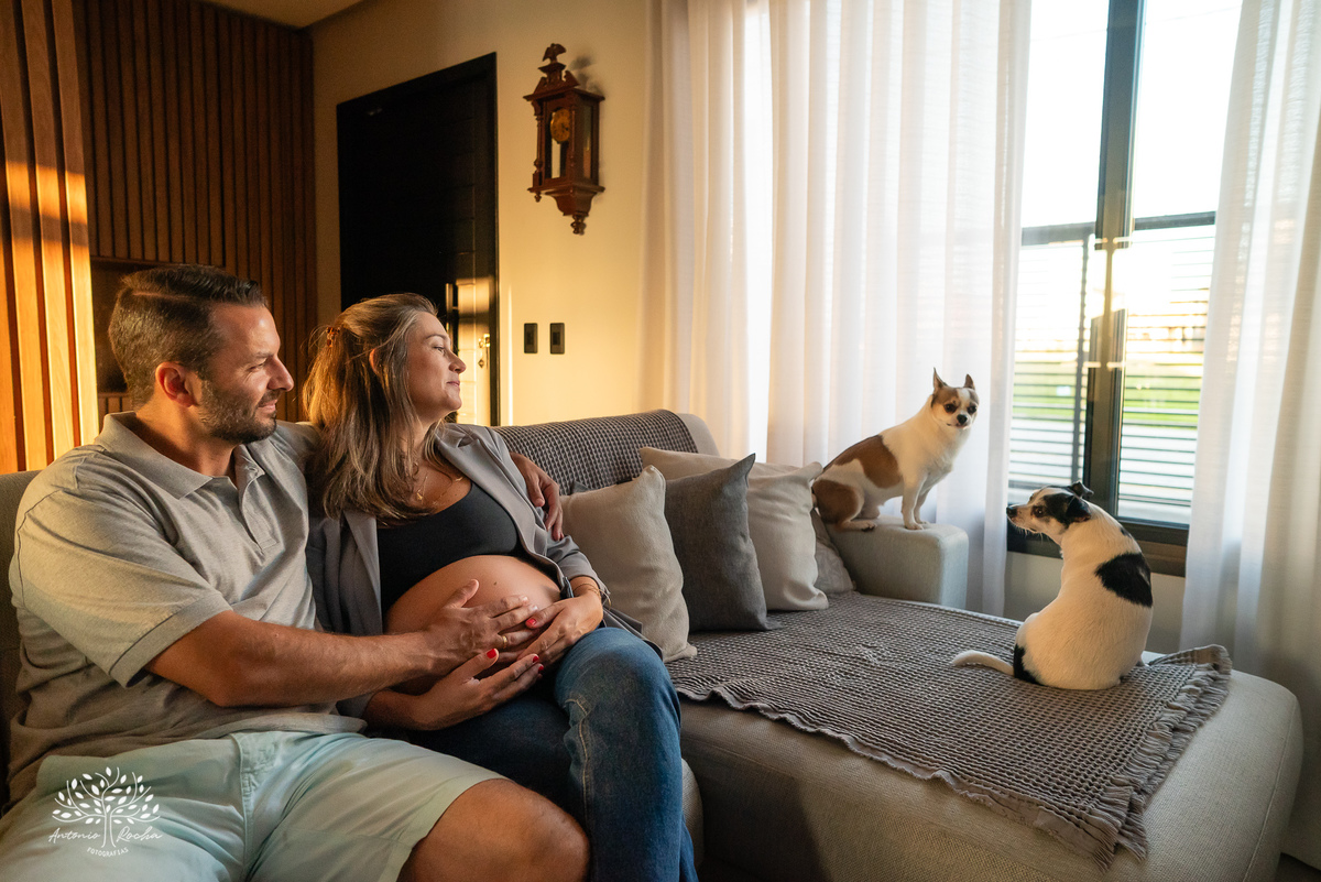 ensaio gestante - fotografia de gestante - espera do bebê - ensaio em casa - fotografia afetiva - fotógrafo de família - ensaio lifestyle - amor em família - ensaio com pets - gestante em casa - ensaio intimista - Pelotas - Antonio Rocha Fotografias