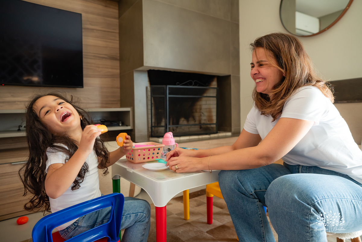 Ensaio Dia das Mães - Ensaio em família - Fotografia afetiva - Ensaio mãe e filha - Ensaio documental - Fotografia em casa - Amor de mãe - Fotografia de família - lifestyle - Antonio Rocha Fotografias - Fotógrafo de família - Pelotas
