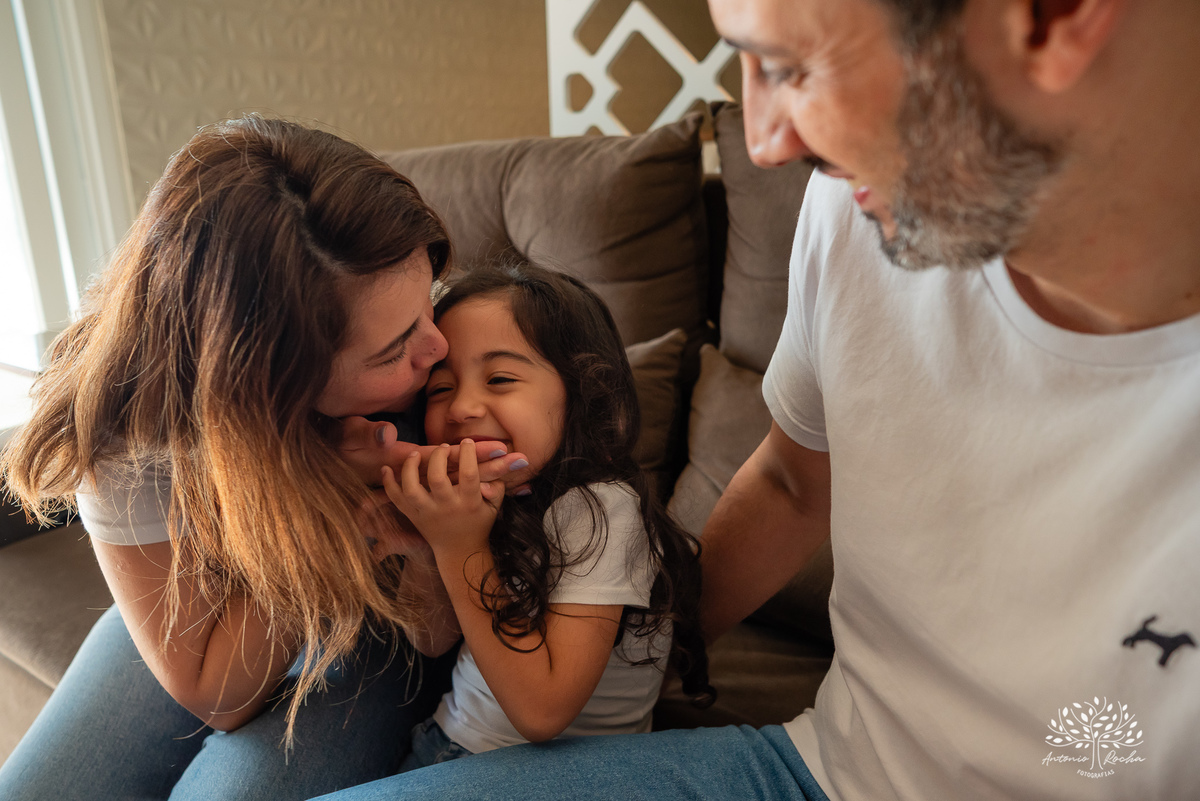 Ensaio Dia das Mães - Ensaio em família - Fotografia afetiva - Ensaio mãe e filha - Ensaio documental - Fotografia em casa - Amor de mãe - Fotografia de família - lifestyle - Antonio Rocha Fotografias - Fotógrafo de família - Pelotas