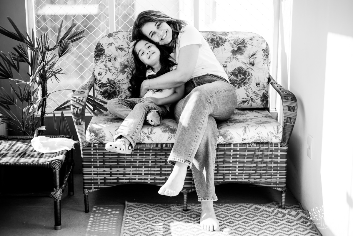 Ensaio Dia das Mães - Ensaio em família - Fotografia afetiva - Ensaio mãe e filha - Ensaio documental - Fotografia em casa - Amor de mãe - Fotografia de família - lifestyle - Antonio Rocha Fotografias - Fotógrafo de família - Pelotas