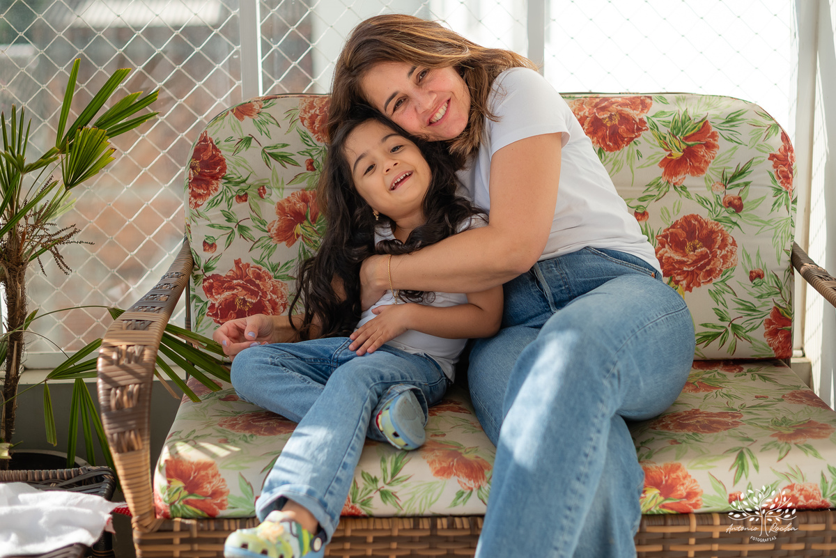 Ensaio Dia das Mães - Ensaio em família - Fotografia afetiva - Ensaio mãe e filha - Ensaio documental - Fotografia em casa - Amor de mãe - Fotografia de família - lifestyle - Antonio Rocha Fotografias - Fotógrafo de família - Pelotas
