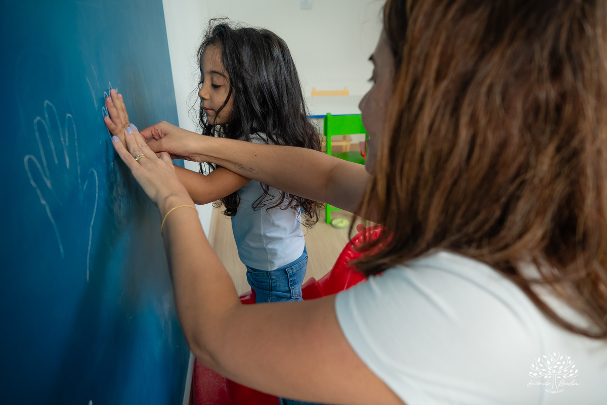 Ensaio Dia das Mães - Ensaio em família - Fotografia afetiva - Ensaio mãe e filha - Ensaio documental - Fotografia em casa - Amor de mãe - Fotografia de família - lifestyle - Antonio Rocha Fotografias - Fotógrafo de família - Pelotas
