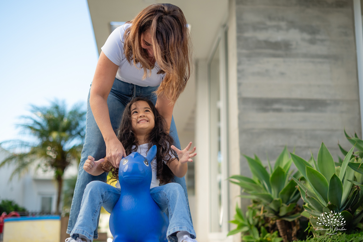 Ensaio Dia das Mães - Ensaio em família - Fotografia afetiva - Ensaio mãe e filha - Ensaio documental - Fotografia em casa - Amor de mãe - Fotografia de família - lifestyle - Antonio Rocha Fotografias - Fotógrafo de família - Pelotas