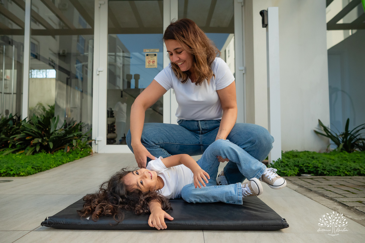Ensaio Dia das Mães - Ensaio em família - Fotografia afetiva - Ensaio mãe e filha - Ensaio documental - Fotografia em casa - Amor de mãe - Fotografia de família - lifestyle - Antonio Rocha Fotografias - Fotógrafo de família - Pelotas
