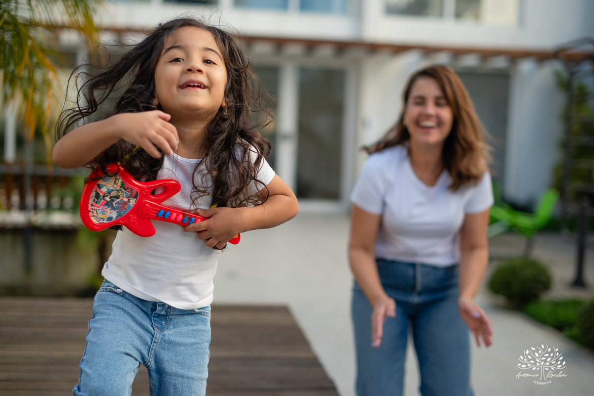 Ensaio Dia das Mães - Ensaio em família - Fotografia afetiva - Ensaio mãe e filha - Ensaio documental - Fotografia em casa - Amor de mãe - Fotografia de família - lifestyle - Antonio Rocha Fotografias - Fotógrafo de família - Pelotas