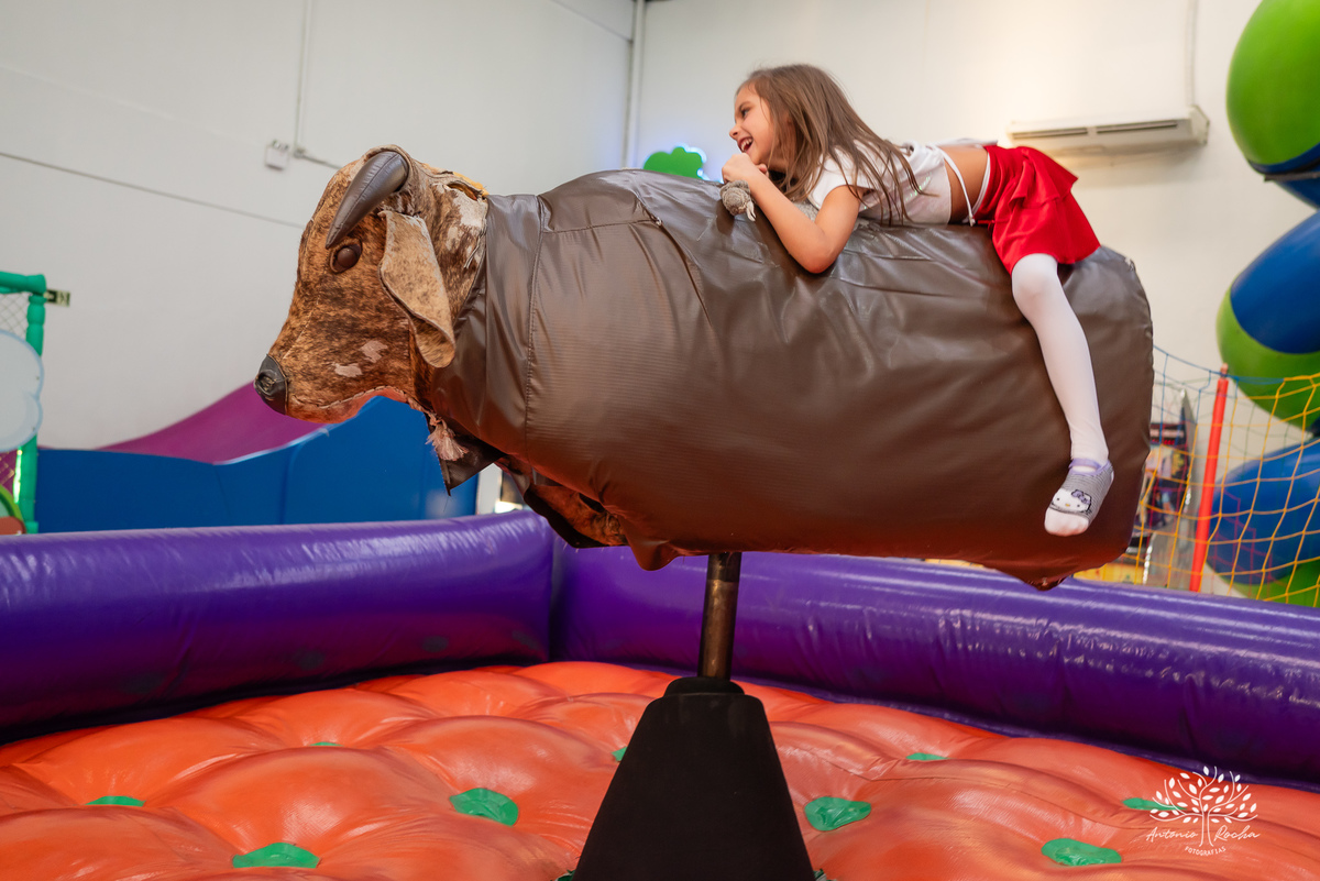 Lavínia 7 anos - festa infantil - Hello Kitty - fotógrafo de festas - Cliff Kids - Antonio Rocha Fotografias - fotografia infantil - fotos com confete - aniversário da Lavínia - fotos de crianças - festa com playground - fotógrafo de família - Pelotas