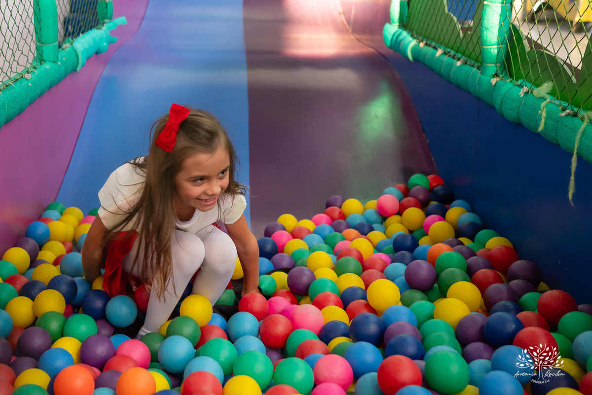 Lavínia 7 anos - festa infantil - Hello Kitty - fotógrafo de festas - Cliff Kids - Antonio Rocha Fotografias - fotografia infantil - fotos com confete - aniversário da Lavínia - fotos de crianças - festa com playground - fotógrafo de família - Pelotas