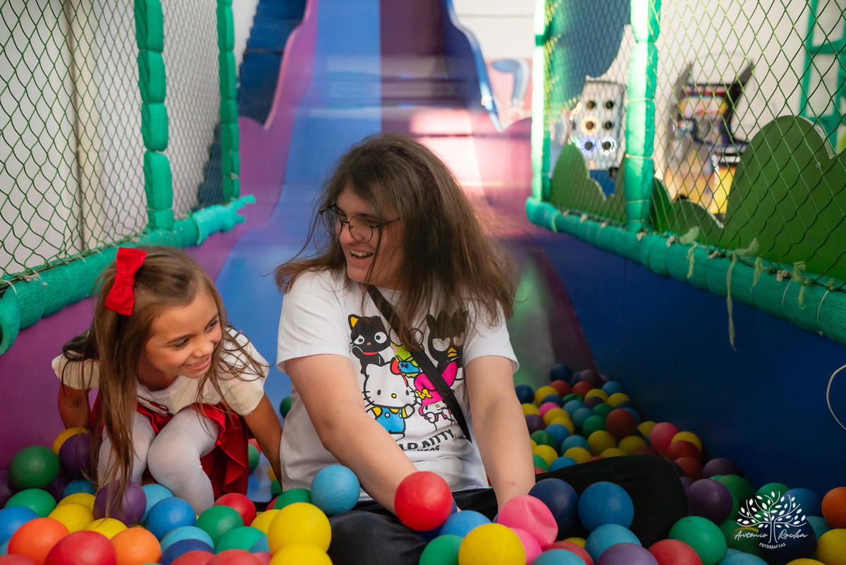 Lavínia 7 anos - festa infantil - Hello Kitty - fotógrafo de festas - Cliff Kids - Antonio Rocha Fotografias - fotografia infantil - fotos com confete - aniversário da Lavínia - fotos de crianças - festa com playground - fotógrafo de família - Pelotas