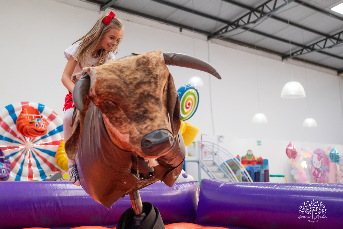 Lavínia 7 anos - festa infantil - Hello Kitty - fotógrafo de festas - Cliff Kids - Antonio Rocha Fotografias - fotografia infantil - fotos com confete - aniversário da Lavínia - fotos de crianças - festa com playground - fotógrafo de família - Pelotas