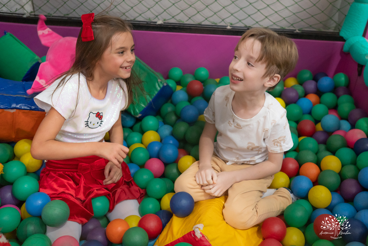 Lavínia 7 anos - festa infantil - Hello Kitty - fotógrafo de festas - Cliff Kids - Antonio Rocha Fotografias - fotografia infantil - fotos com confete - aniversário da Lavínia - fotos de crianças - festa com playground - fotógrafo de família - Pelotas
