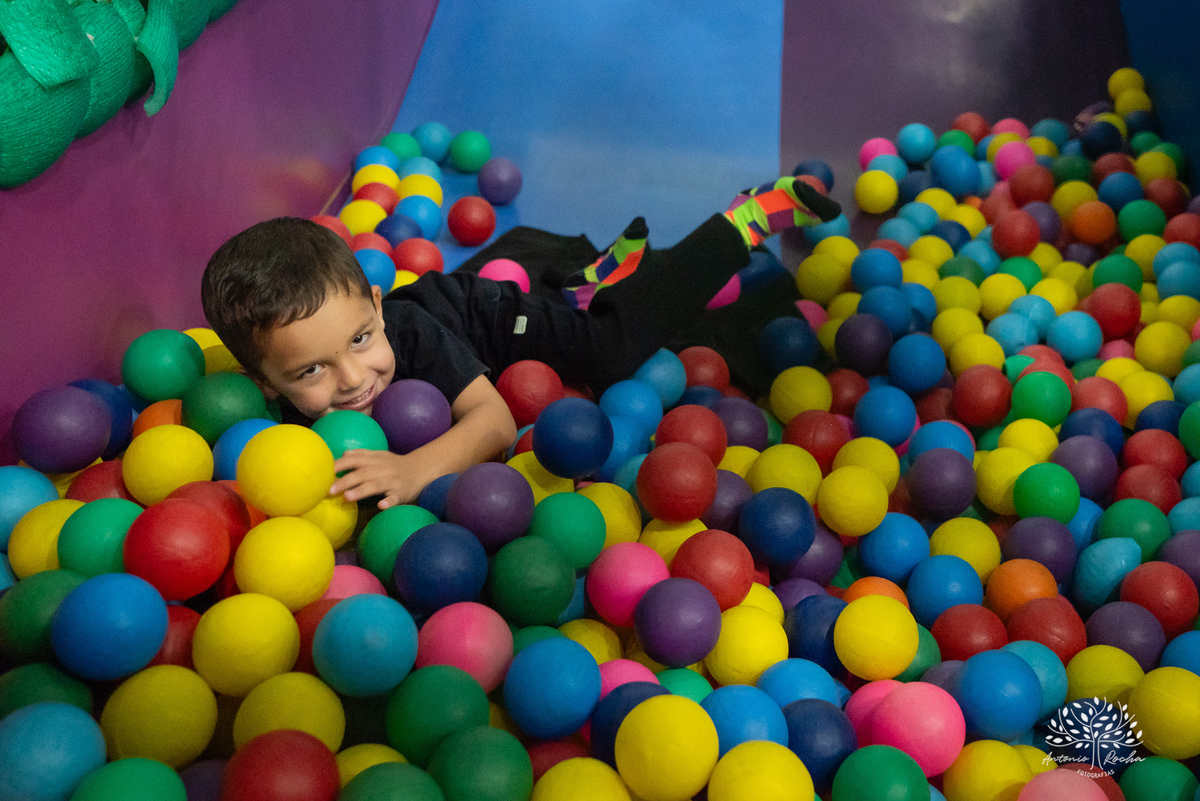 Lavínia 7 anos - festa infantil - Hello Kitty - fotógrafo de festas - Cliff Kids - Antonio Rocha Fotografias - fotografia infantil - fotos com confete - aniversário da Lavínia - fotos de crianças - festa com playground - fotógrafo de família - Pelotas
