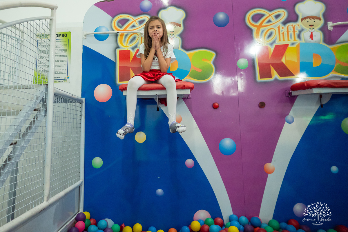 Lavínia 7 anos - festa infantil - Hello Kitty - fotógrafo de festas - Cliff Kids - Antonio Rocha Fotografias - fotografia infantil - fotos com confete - aniversário da Lavínia - fotos de crianças - festa com playground - fotógrafo de família - Pelotas