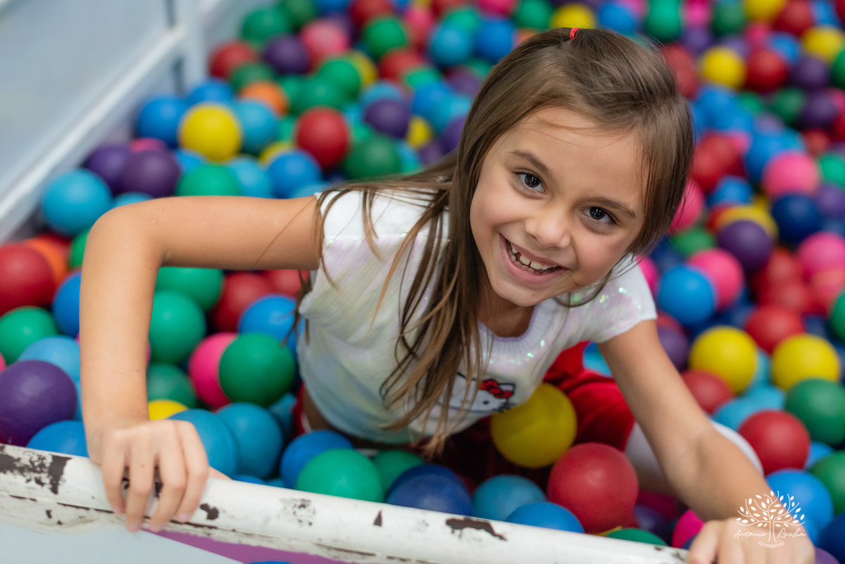 Lavínia 7 anos - festa infantil - Hello Kitty - fotógrafo de festas - Cliff Kids - Antonio Rocha Fotografias - fotografia infantil - fotos com confete - aniversário da Lavínia - fotos de crianças - festa com playground - fotógrafo de família - Pelotas