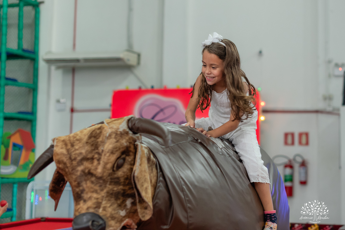 Lavínia 7 anos - festa infantil - Hello Kitty - fotógrafo de festas - Cliff Kids - Antonio Rocha Fotografias - fotografia infantil - fotos com confete - aniversário da Lavínia - fotos de crianças - festa com playground - fotógrafo de família - Pelotas