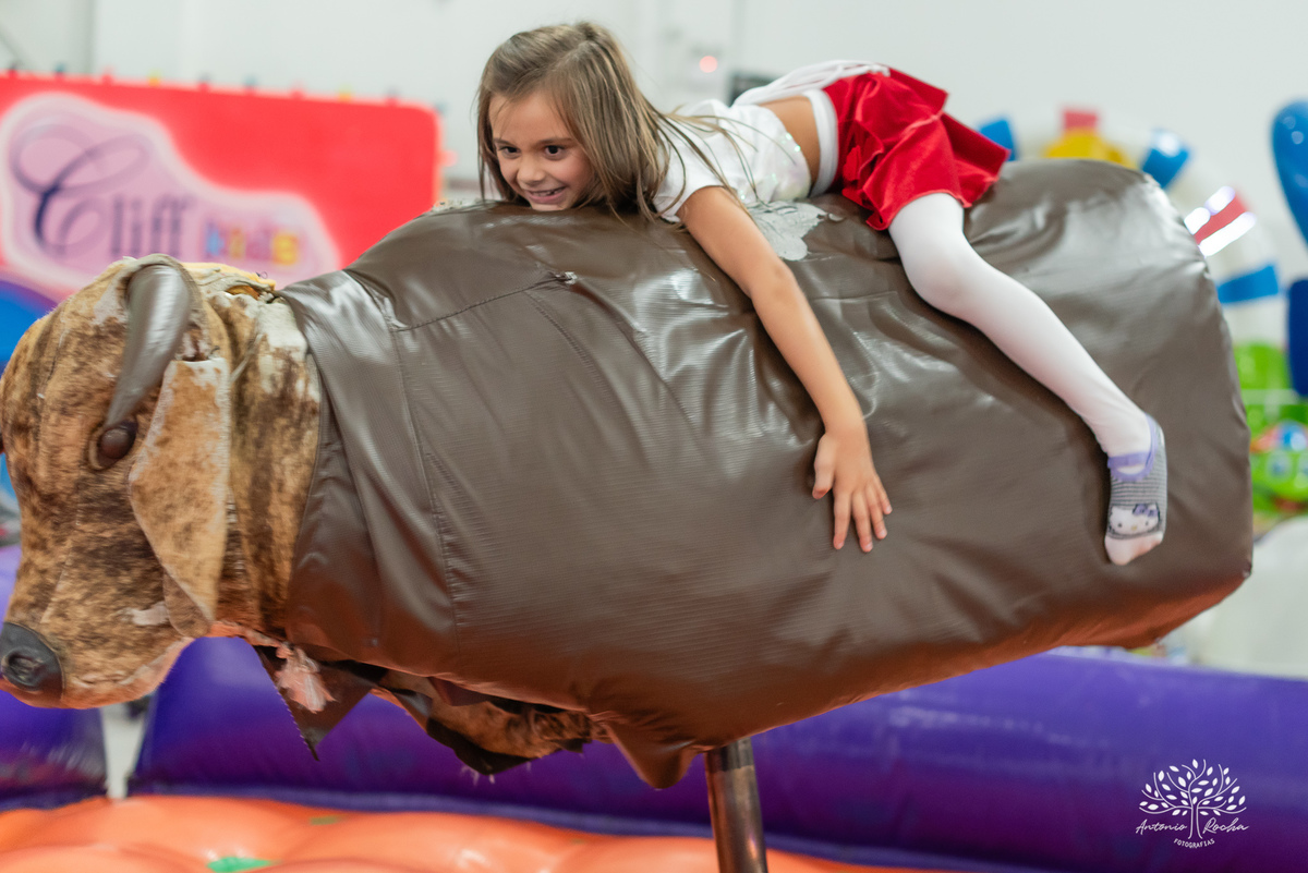 Lavínia 7 anos - festa infantil - Hello Kitty - fotógrafo de festas - Cliff Kids - Antonio Rocha Fotografias - fotografia infantil - fotos com confete - aniversário da Lavínia - fotos de crianças - festa com playground - fotógrafo de família - Pelotas