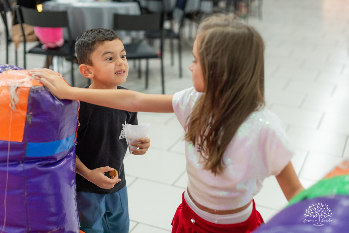 Lavínia 7 anos - festa infantil - Hello Kitty - fotógrafo de festas - Cliff Kids - Antonio Rocha Fotografias - fotografia infantil - fotos com confete - aniversário da Lavínia - fotos de crianças - festa com playground - fotógrafo de família - Pelotas