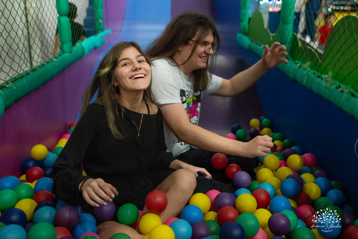 Lavínia 7 anos - festa infantil - Hello Kitty - fotógrafo de festas - Cliff Kids - Antonio Rocha Fotografias - fotografia infantil - fotos com confete - aniversário da Lavínia - fotos de crianças - festa com playground - fotógrafo de família - Pelotas