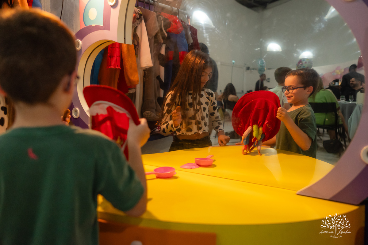 Lavínia 7 anos - festa infantil - Hello Kitty - fotógrafo de festas - Cliff Kids - Antonio Rocha Fotografias - fotografia infantil - fotos com confete - aniversário da Lavínia - fotos de crianças - festa com playground - fotógrafo de família - Pelotas