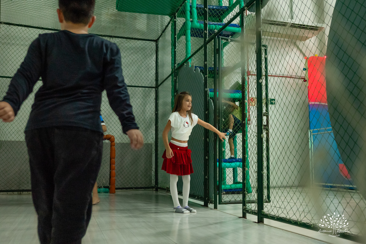 Lavínia 7 anos - festa infantil - Hello Kitty - fotógrafo de festas - Cliff Kids - Antonio Rocha Fotografias - fotografia infantil - fotos com confete - aniversário da Lavínia - fotos de crianças - festa com playground - fotógrafo de família - Pelotas