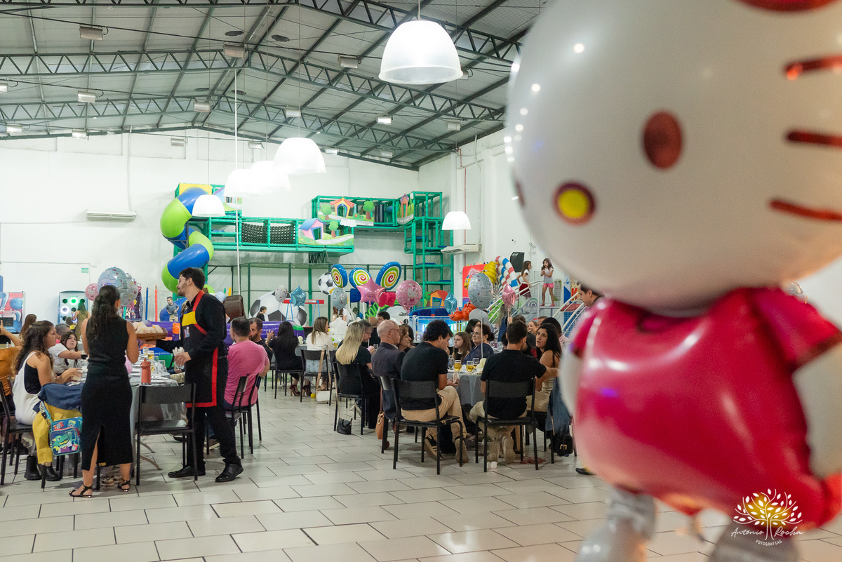 Lavínia 7 anos - festa infantil - Hello Kitty - fotógrafo de festas - Cliff Kids - Antonio Rocha Fotografias - fotografia infantil - fotos com confete - aniversário da Lavínia - fotos de crianças - festa com playground - fotógrafo de família - Pelotas