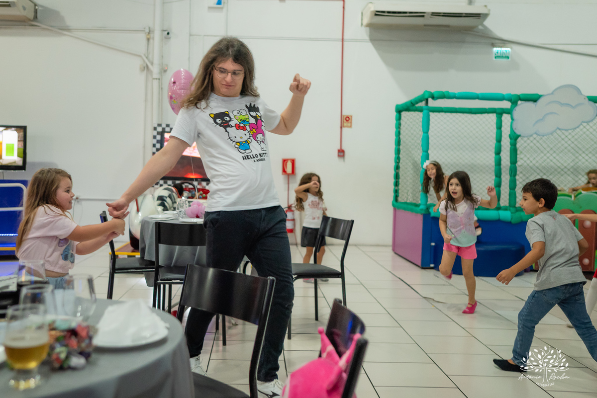 Lavínia 7 anos - festa infantil - Hello Kitty - fotógrafo de festas - Cliff Kids - Antonio Rocha Fotografias - fotografia infantil - fotos com confete - aniversário da Lavínia - fotos de crianças - festa com playground - fotógrafo de família - Pelotas