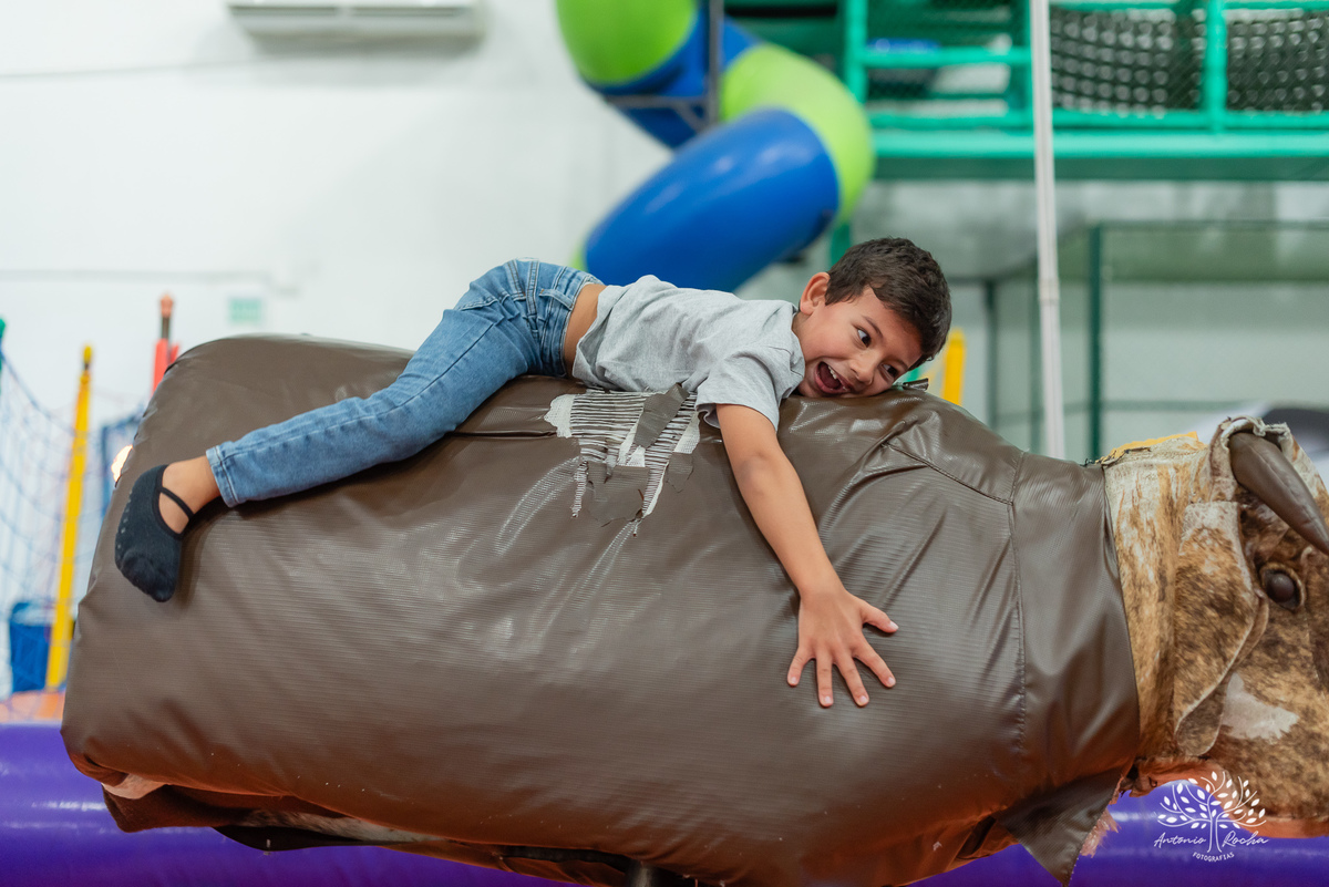 Lavínia 7 anos - festa infantil - Hello Kitty - fotógrafo de festas - Cliff Kids - Antonio Rocha Fotografias - fotografia infantil - fotos com confete - aniversário da Lavínia - fotos de crianças - festa com playground - fotógrafo de família - Pelotas