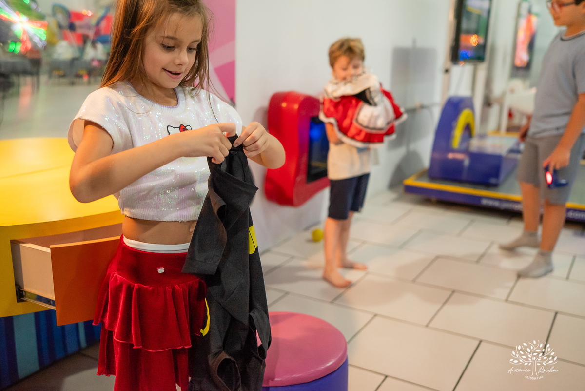 Lavínia 7 anos - festa infantil - Hello Kitty - fotógrafo de festas - Cliff Kids - Antonio Rocha Fotografias - fotografia infantil - fotos com confete - aniversário da Lavínia - fotos de crianças - festa com playground - fotógrafo de família - Pelotas