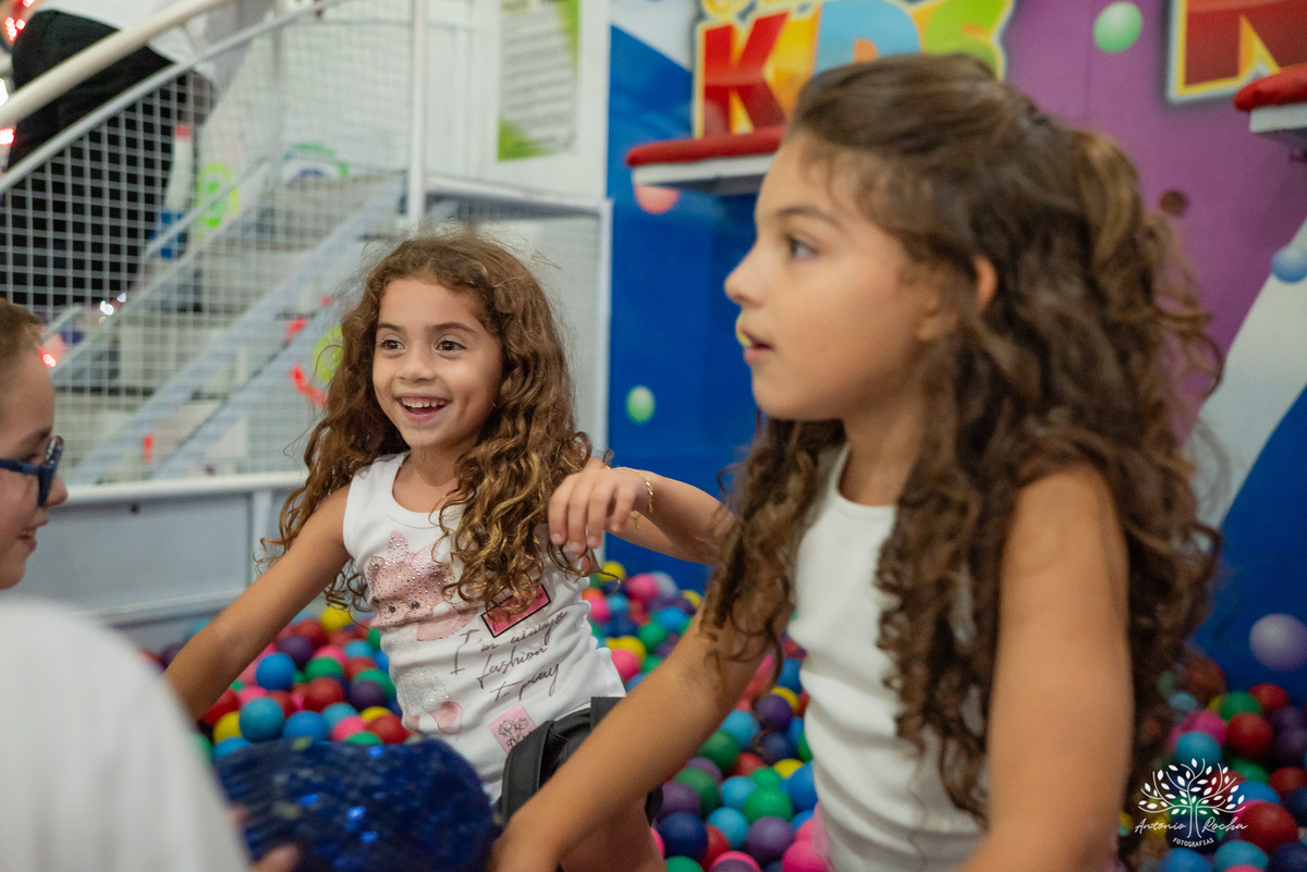 Lavínia 7 anos - festa infantil - Hello Kitty - fotógrafo de festas - Cliff Kids - Antonio Rocha Fotografias - fotografia infantil - fotos com confete - aniversário da Lavínia - fotos de crianças - festa com playground - fotógrafo de família - Pelotas