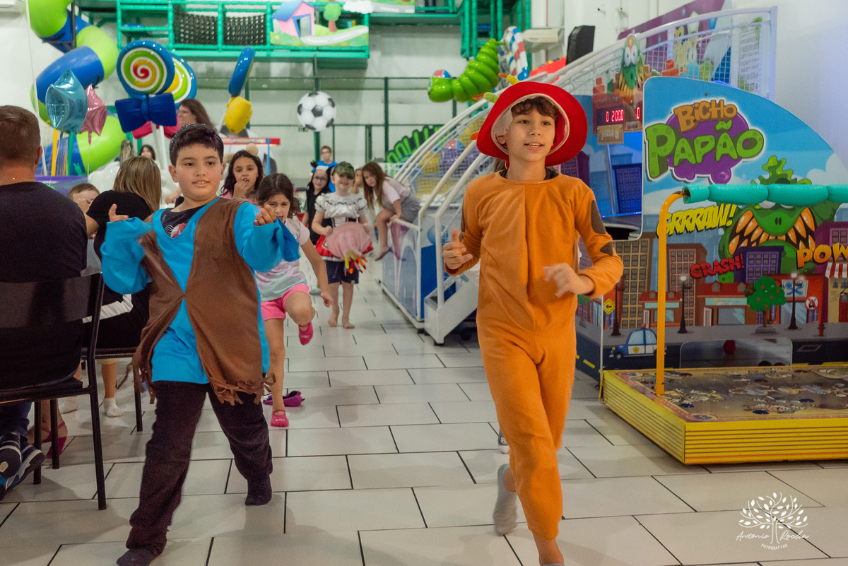 Lavínia 7 anos - festa infantil - Hello Kitty - fotógrafo de festas - Cliff Kids - Antonio Rocha Fotografias - fotografia infantil - fotos com confete - aniversário da Lavínia - fotos de crianças - festa com playground - fotógrafo de família - Pelotas