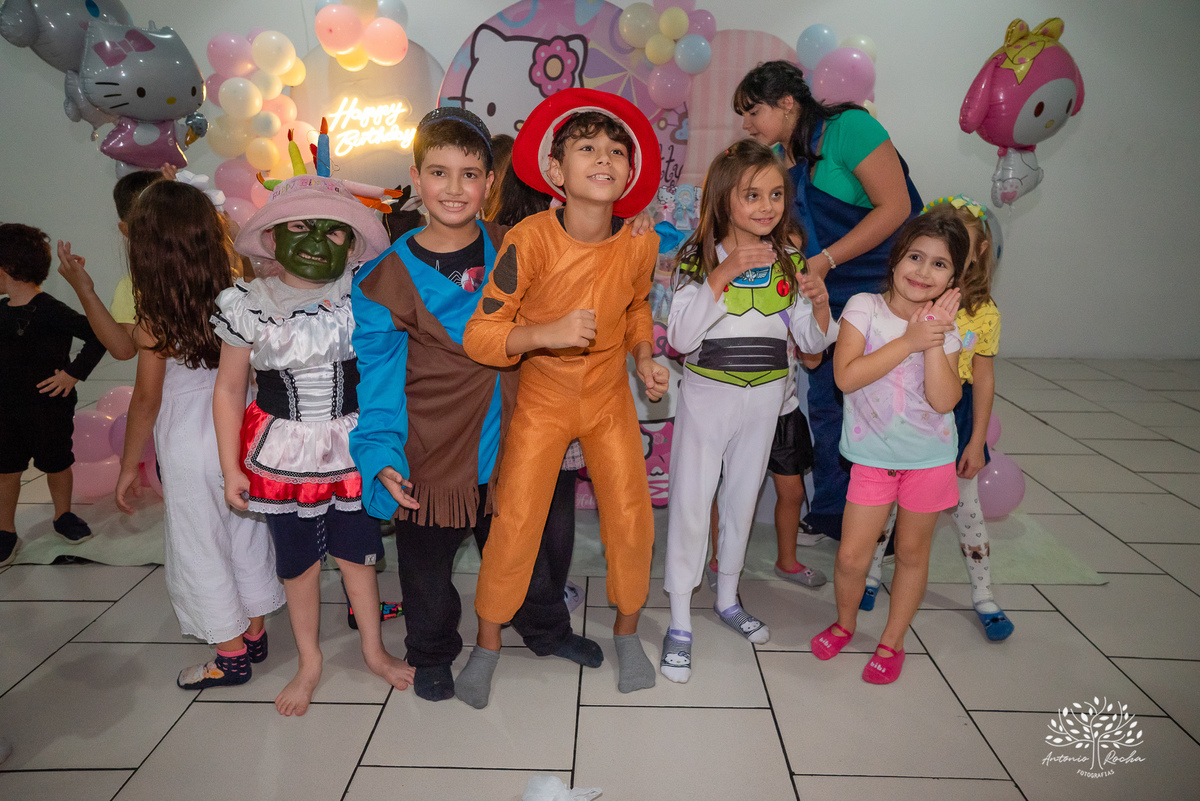Lavínia 7 anos - festa infantil - Hello Kitty - fotógrafo de festas - Cliff Kids - Antonio Rocha Fotografias - fotografia infantil - fotos com confete - aniversário da Lavínia - fotos de crianças - festa com playground - fotógrafo de família - Pelotas