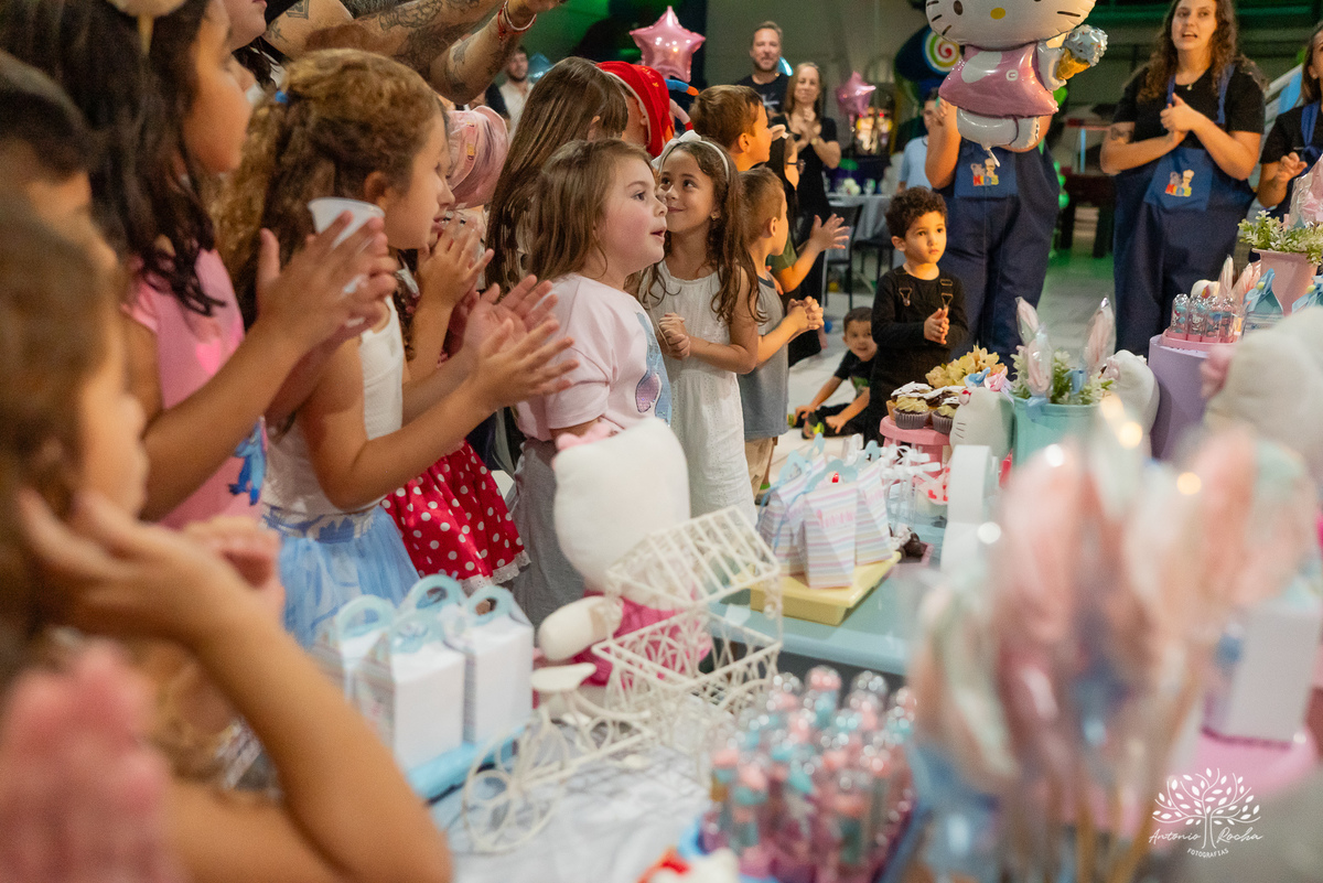 Lavínia 7 anos - festa infantil - Hello Kitty - fotógrafo de festas - Cliff Kids - Antonio Rocha Fotografias - fotografia infantil - fotos com confete - aniversário da Lavínia - fotos de crianças - festa com playground - fotógrafo de família - Pelotas