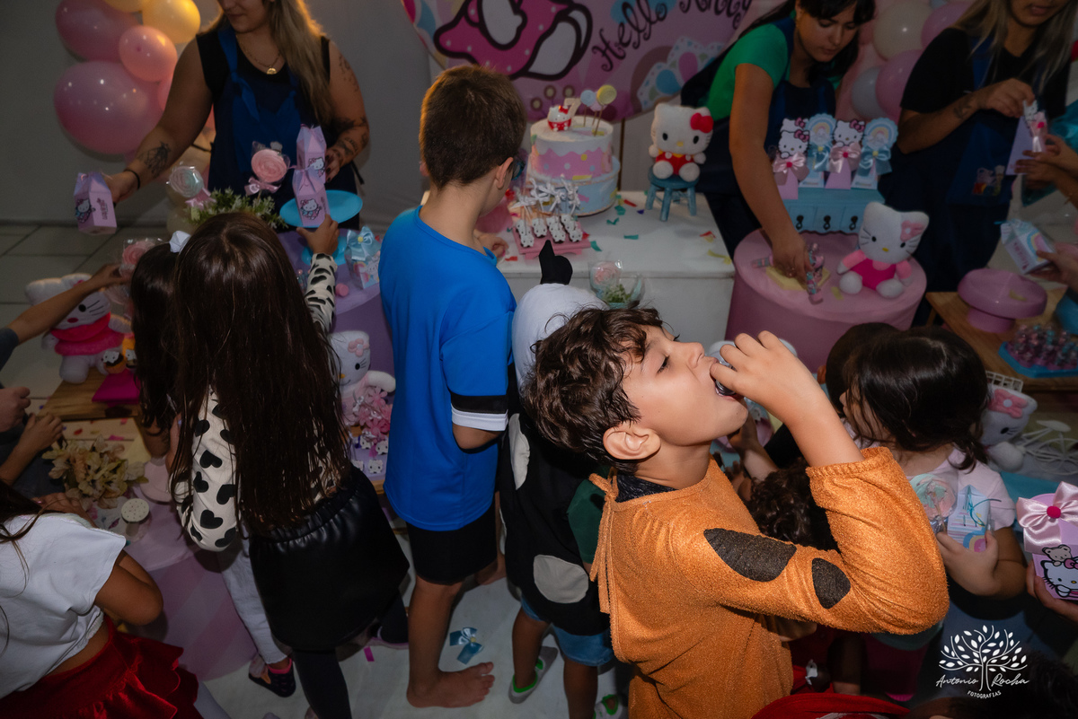 Lavínia 7 anos - festa infantil - Hello Kitty - fotógrafo de festas - Cliff Kids - Antonio Rocha Fotografias - fotografia infantil - fotos com confete - aniversário da Lavínia - fotos de crianças - festa com playground - fotógrafo de família - Pelotas
